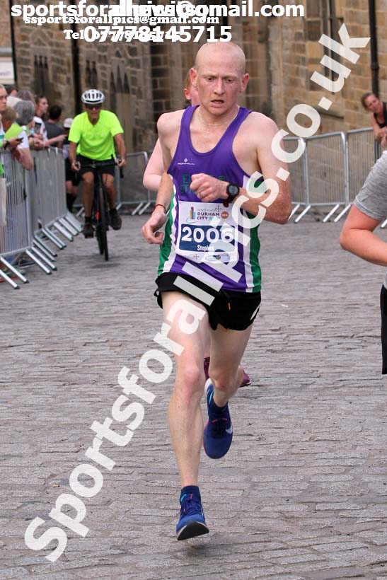 Finish of the Durham City Run 10k,  Durham City Run 5k and 10k. Photo: David T. Hewitson/Sports for All Pics